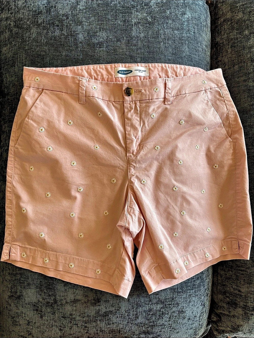 Old Navy Everyday Short Mid-Rise Floral Bermuda Shorts in Pink size 14